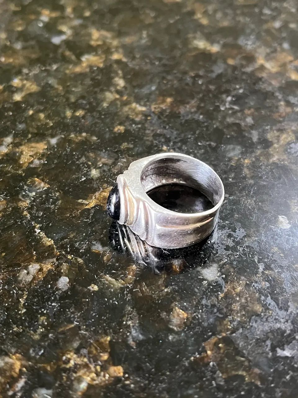 Anel de Prata com Pedra Preta e Detalhe em Ouro 18k - Foto 5