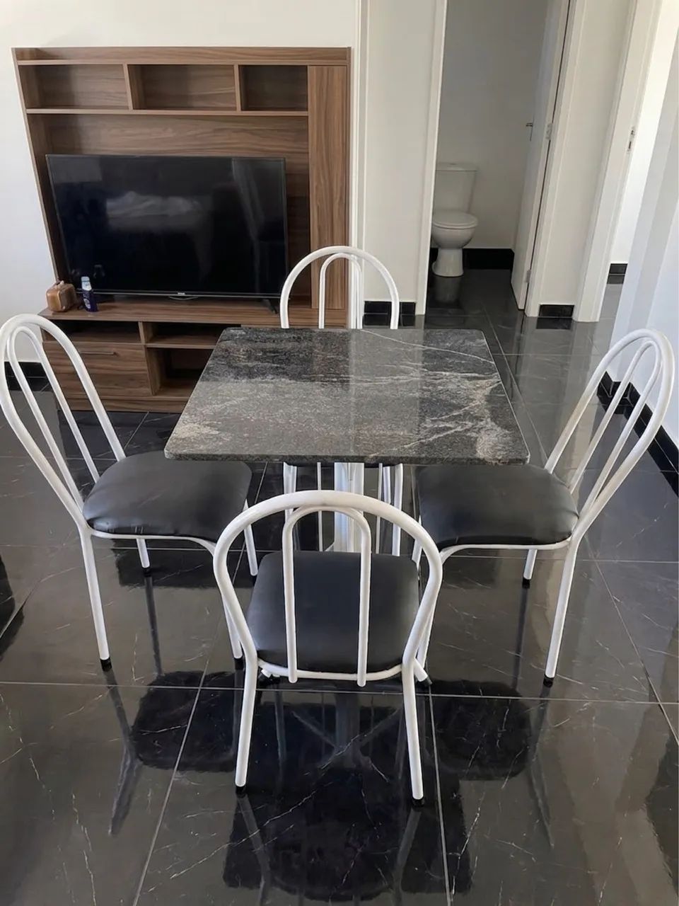 Conjunto de mesa com 4 cadeiras 