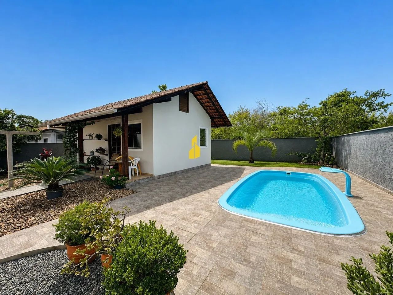 Casa com piscina e edícula no fundos - Foto 2