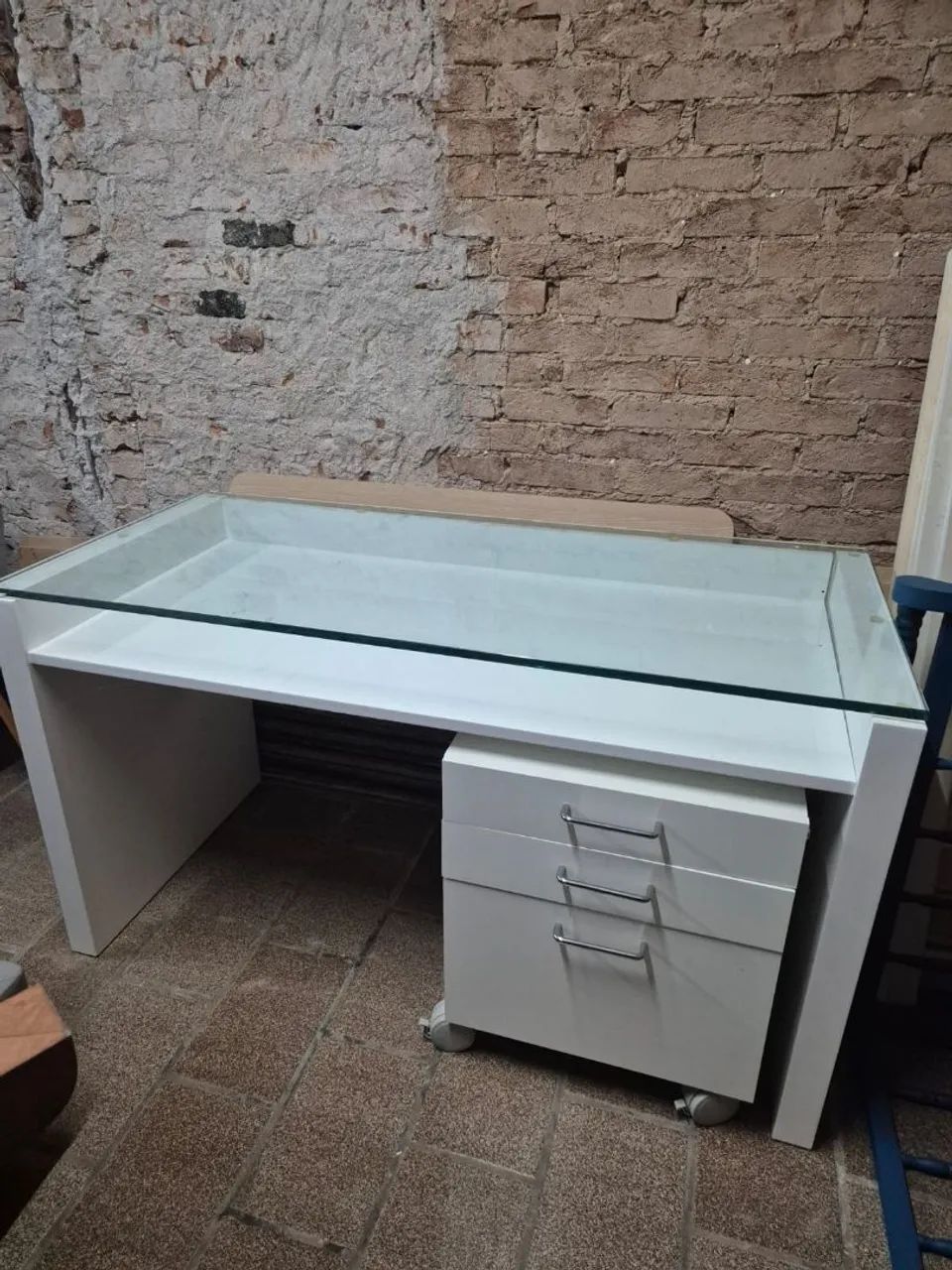 Escrivaninha branca com tampa de vidro c/ Gaveteiroo branca