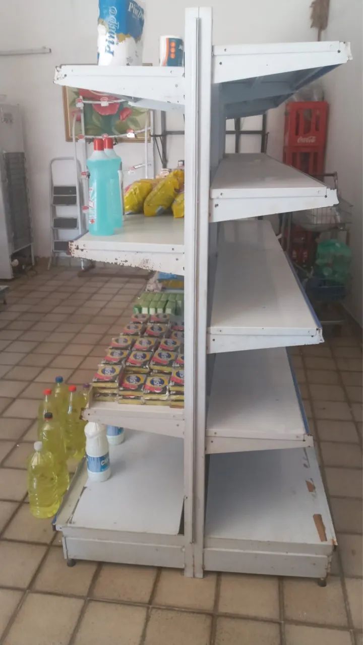 Vendo prateleira, balcão e vários matérias para mercadinho!  Valor a combinar