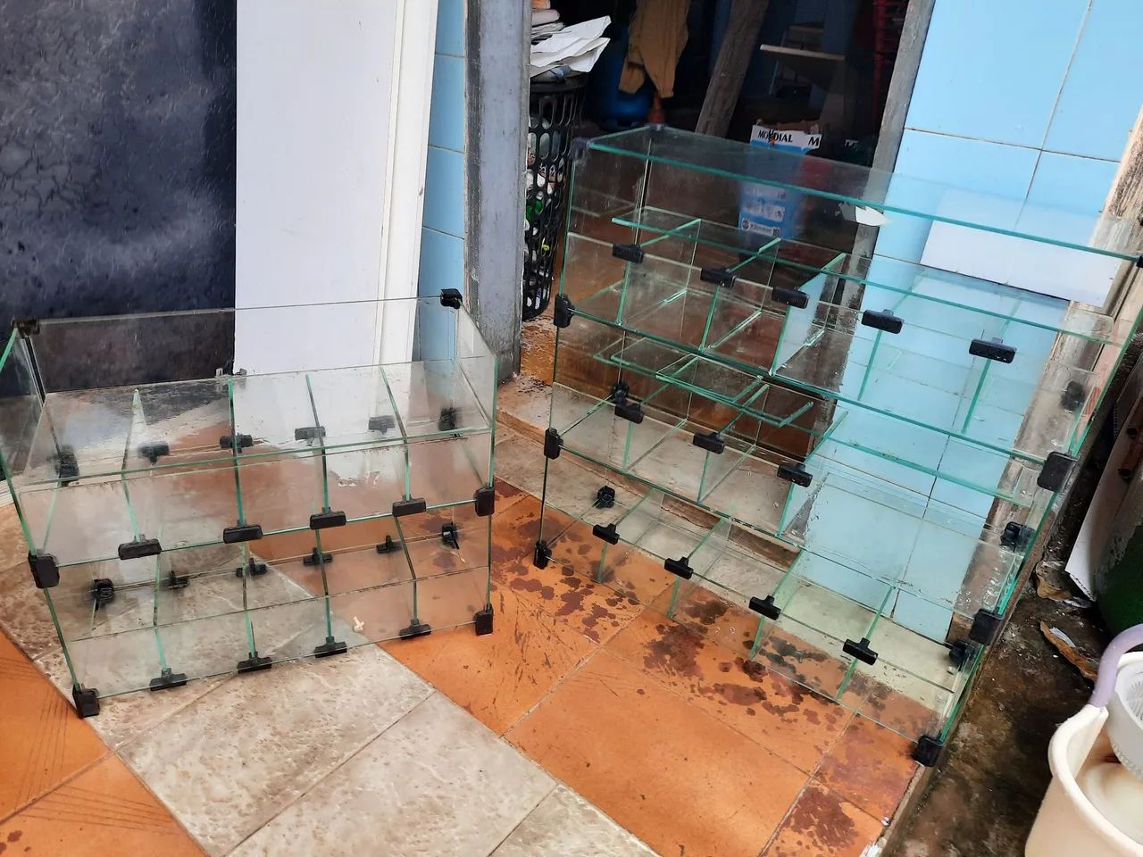 Vende- se 2 balcãos pequenos de vidro por 300,00