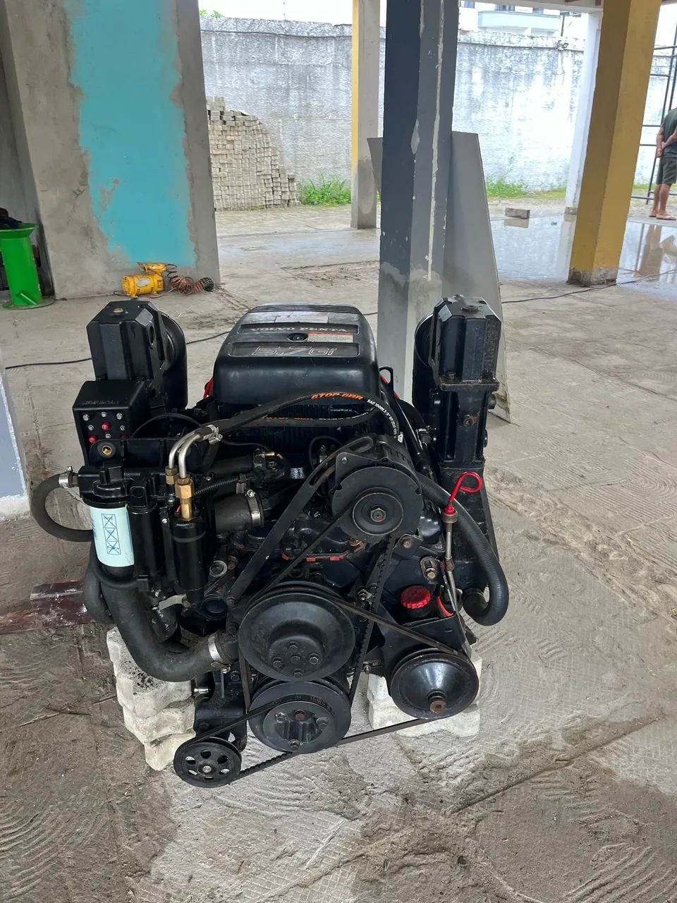 Motor Volvo Penta 5.7 GI EFI V8 - 270 HP Revisado  Rabeta Volvo Penta DP-S Duoprop 1.95:1 - Foto 2