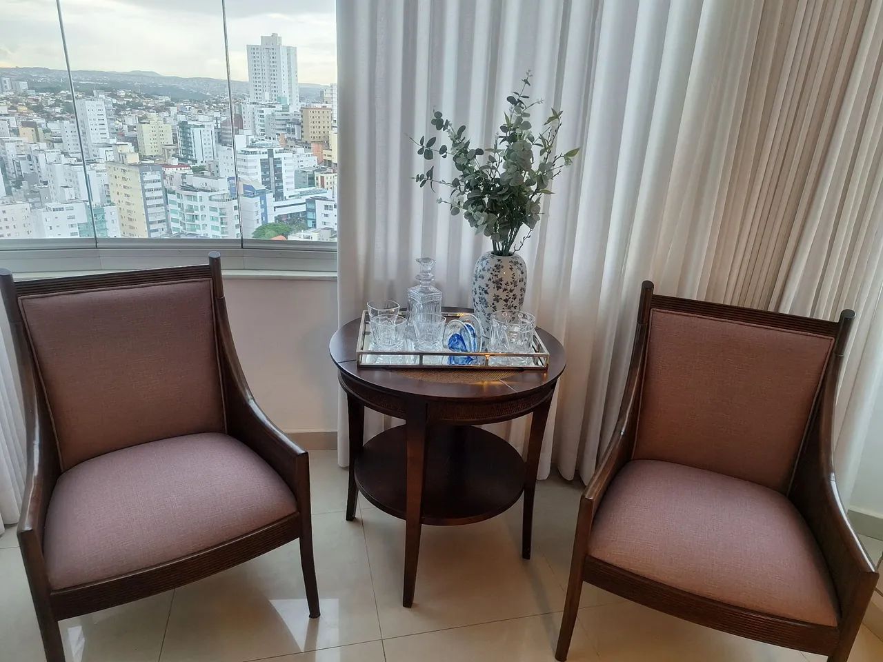 Slightly used chairs and table for decoration.65562846306946120