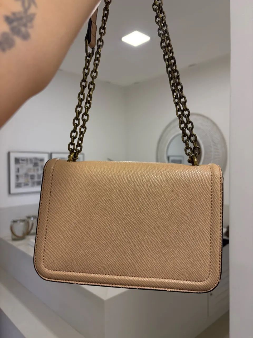 Bolsa Santa Lolla bege com corrente dourada - tiracolo a alça é longa  - Foto 3
