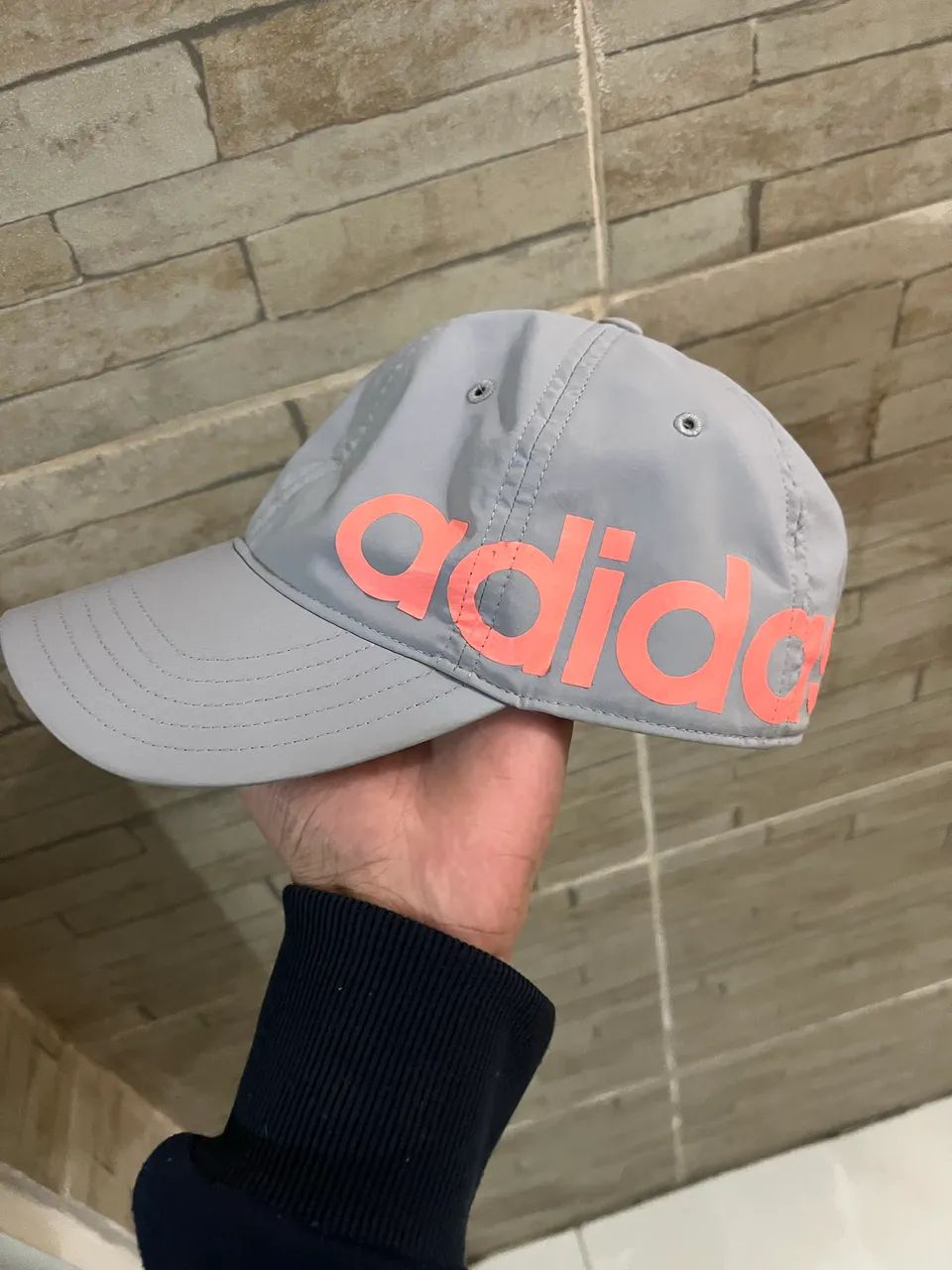 Boné Adidas Original Cinza com Logo Rosa (Ajustável) - Foto 3
