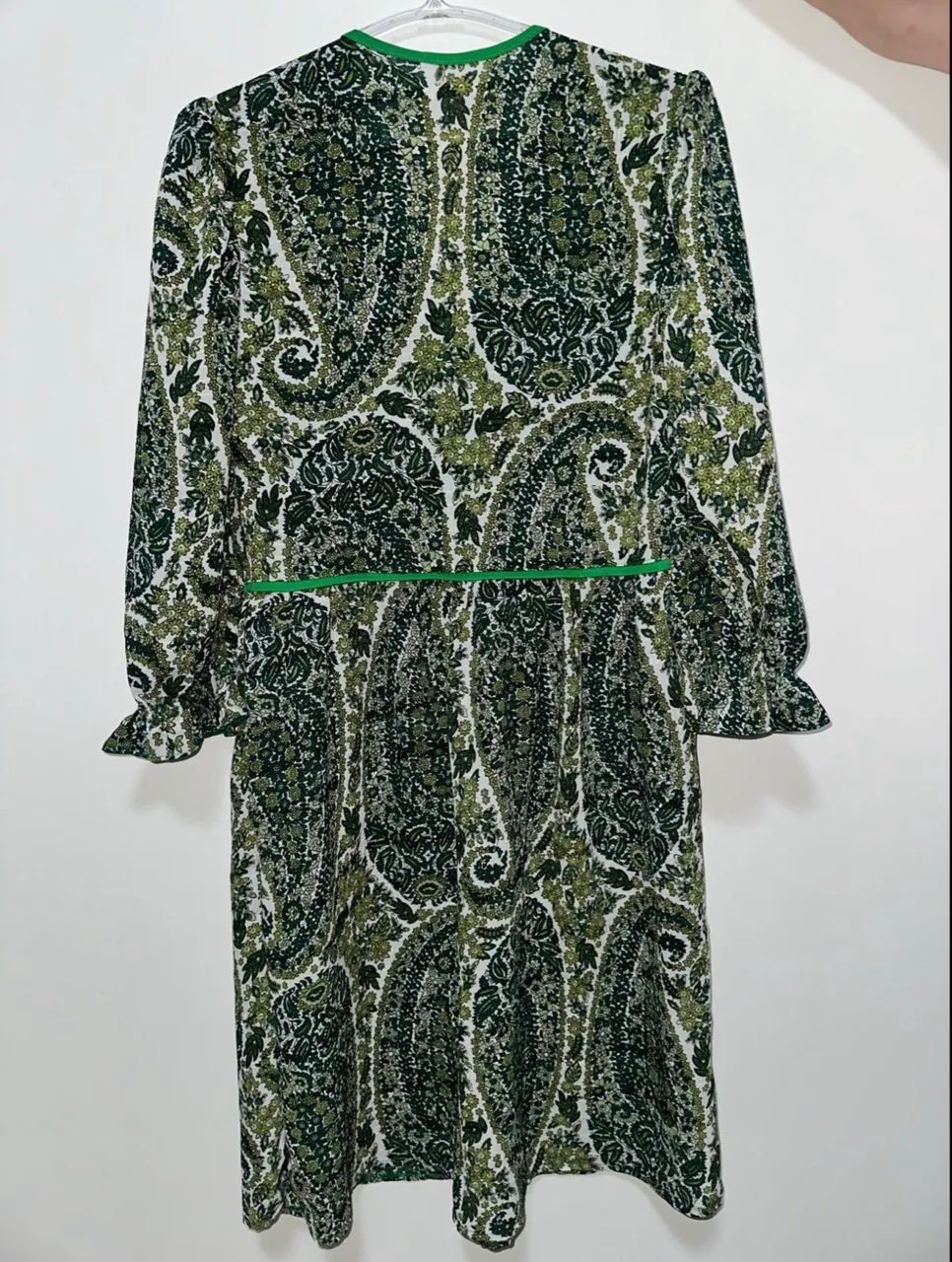 Vestido fluido estampado com flores verde - Foto 2