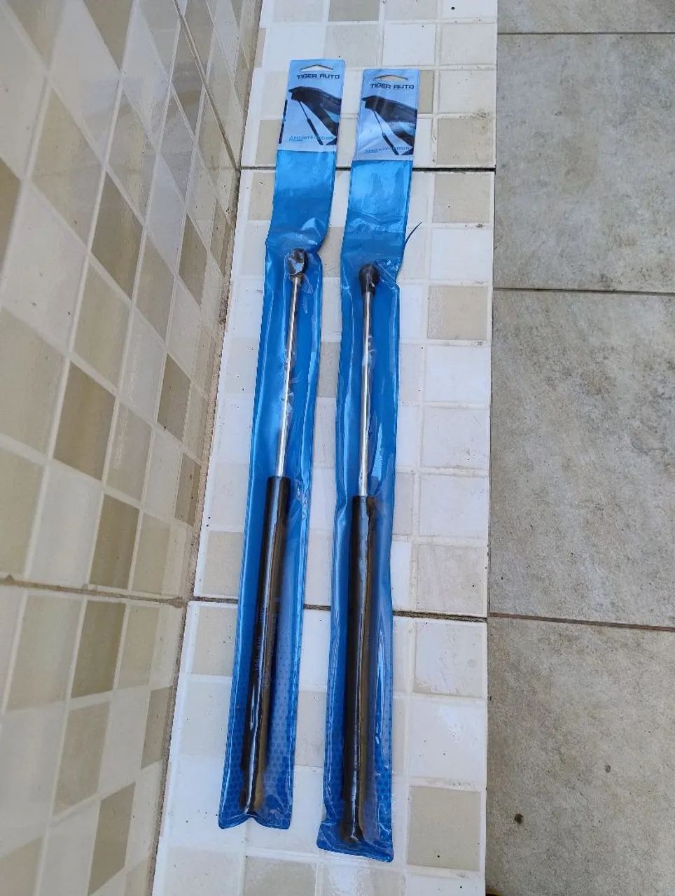 Amortecedores de carro com defeito 