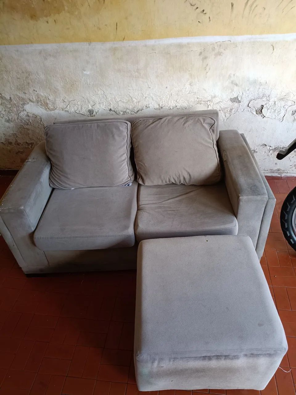 Sofá 2 lugares Suede cinza + puff - Foto 4