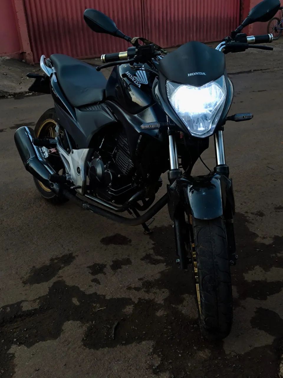 HONDA CB 300R BEM CONSERVADA 