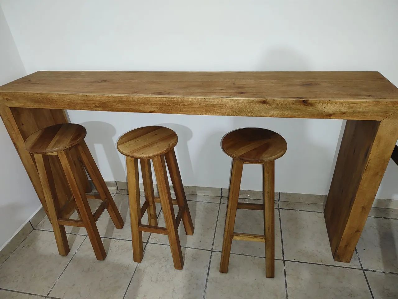 Jogo Bancada balcão com 03 banquetas. ACEITO OFERTA!!!