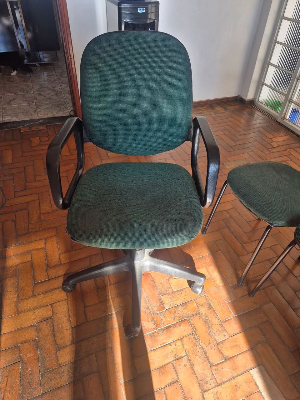 Mesa de escritório e cadeiras - Foto 3