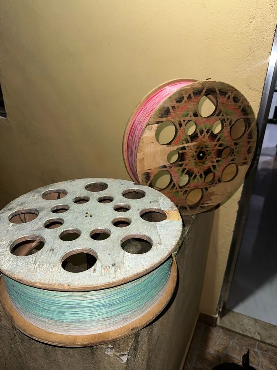 Carretilha de madeira para pipa, vai com linha as duas 
