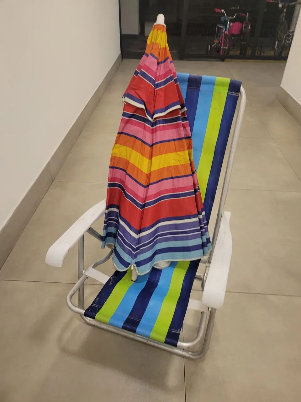 Cadeira de praia e guarda sol