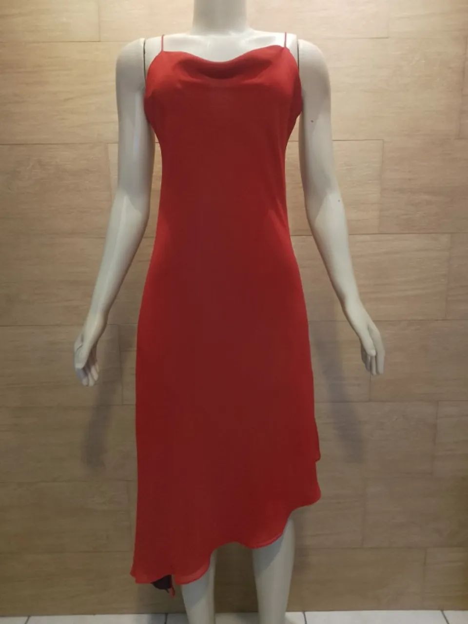 Vestido midi assimétrico vermelho vivo