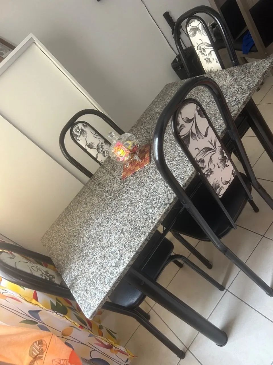 Mesa com 4 cadeiras semi nova - Foto 2