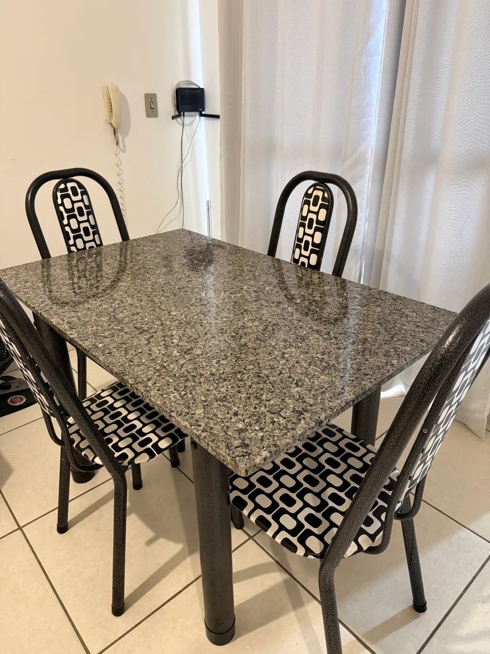 Mesa com 4 cadeiras  - Foto 2