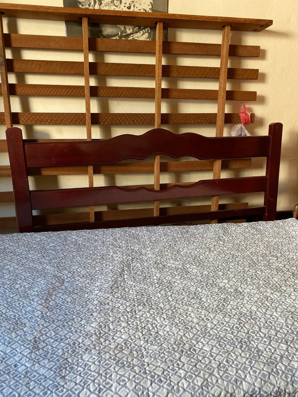 Cama de madeira casal.