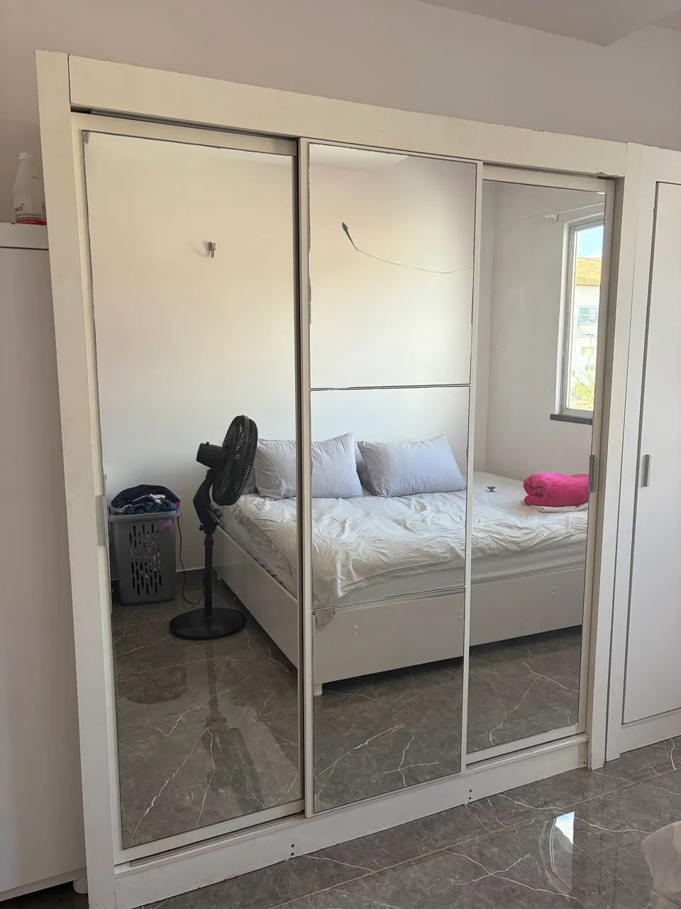 Guarda roupa casal com espelho