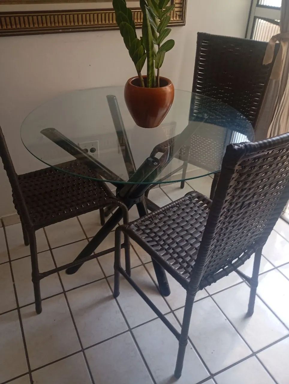 Vendo jogo de mesa redonda com 4 cadeiras d Vine  - Foto 3