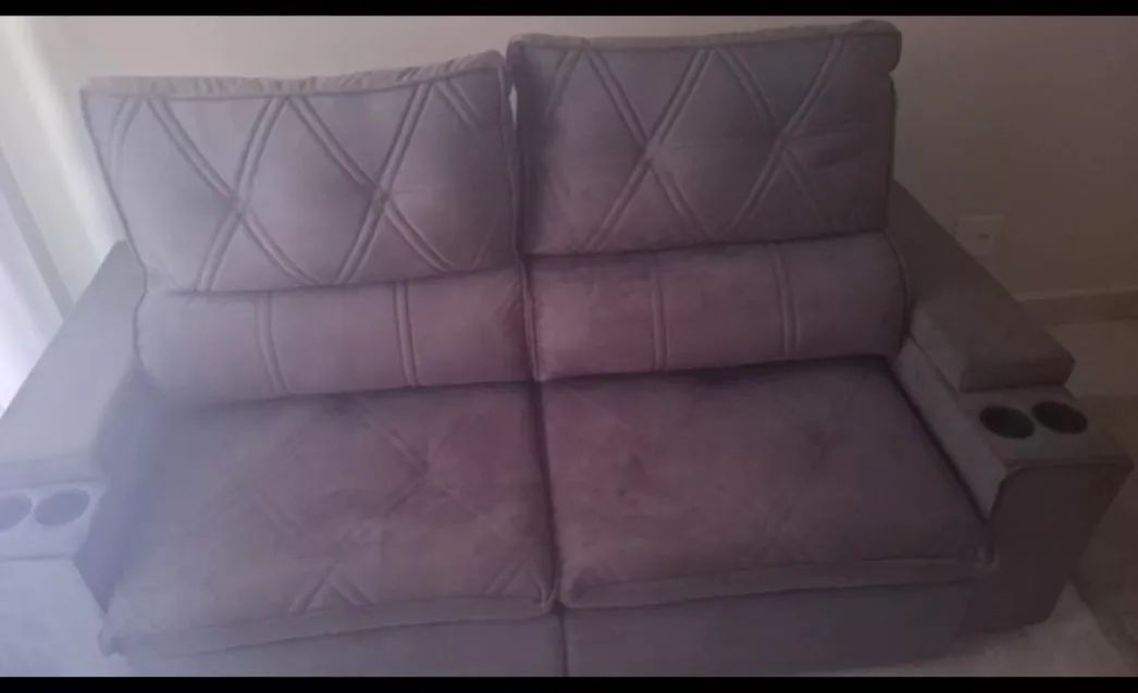 sofa retratil em suede moderno com porta copo embutido  e braço deslizando 