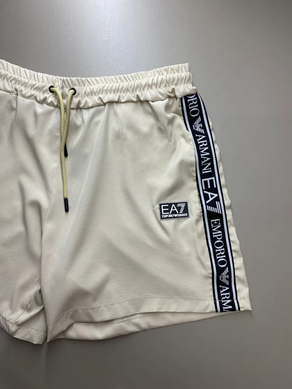 Bermuda EA7 Bege Limitada  - Foto 4