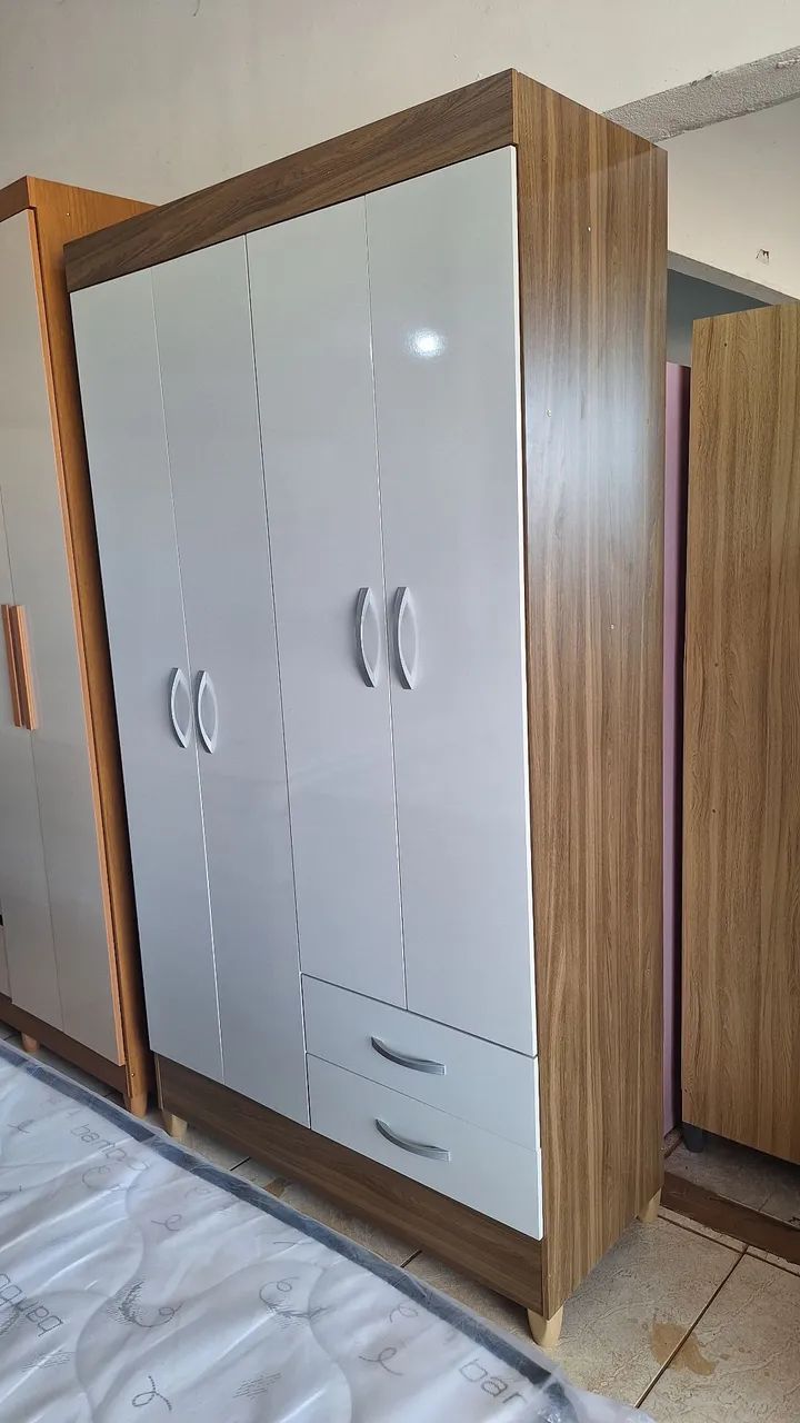Guarda roupa de solteiro 4 portas 2 gavetas