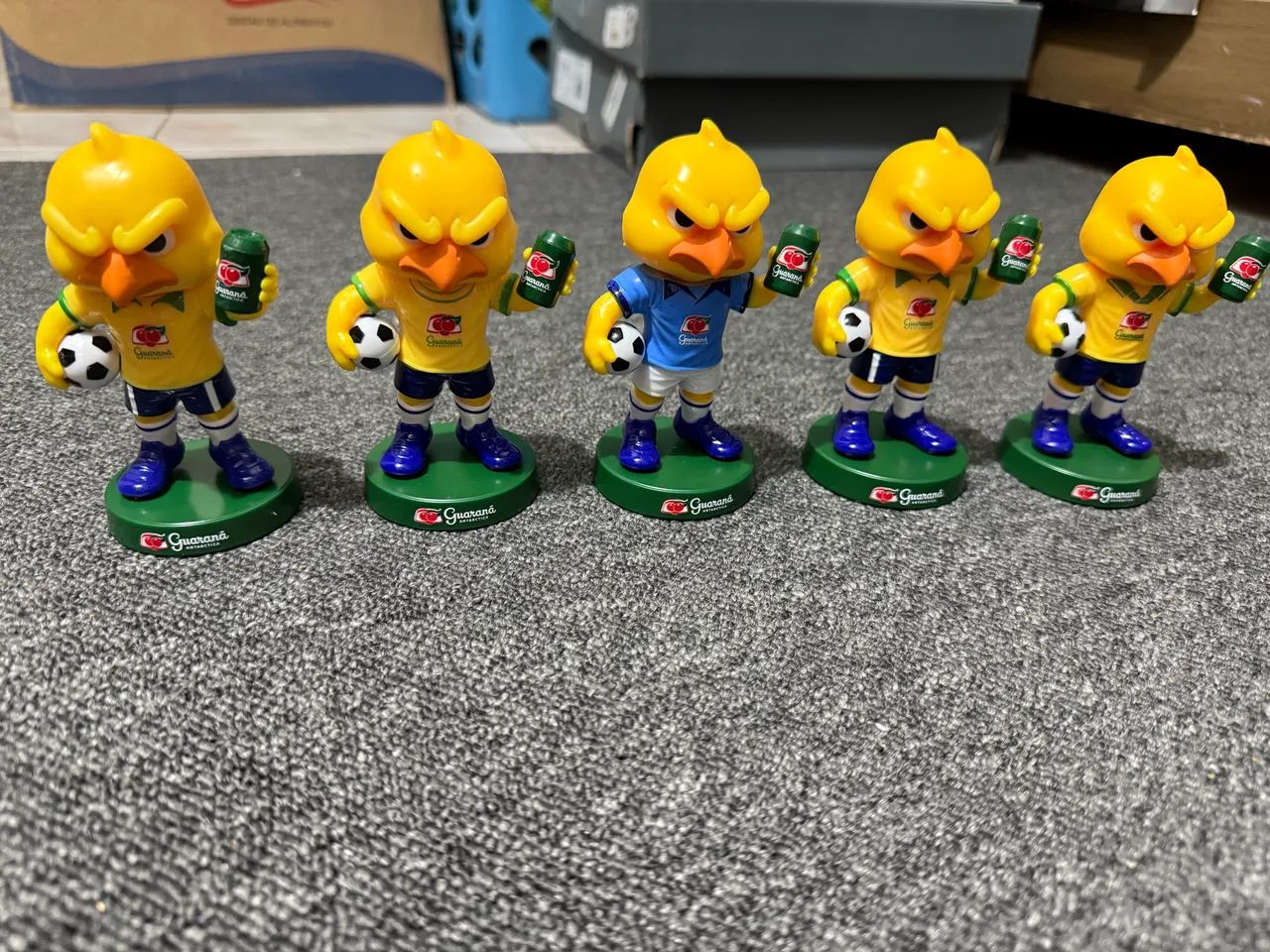 Canarinho mascote da copa com a guaraná Antártica  - Foto 2