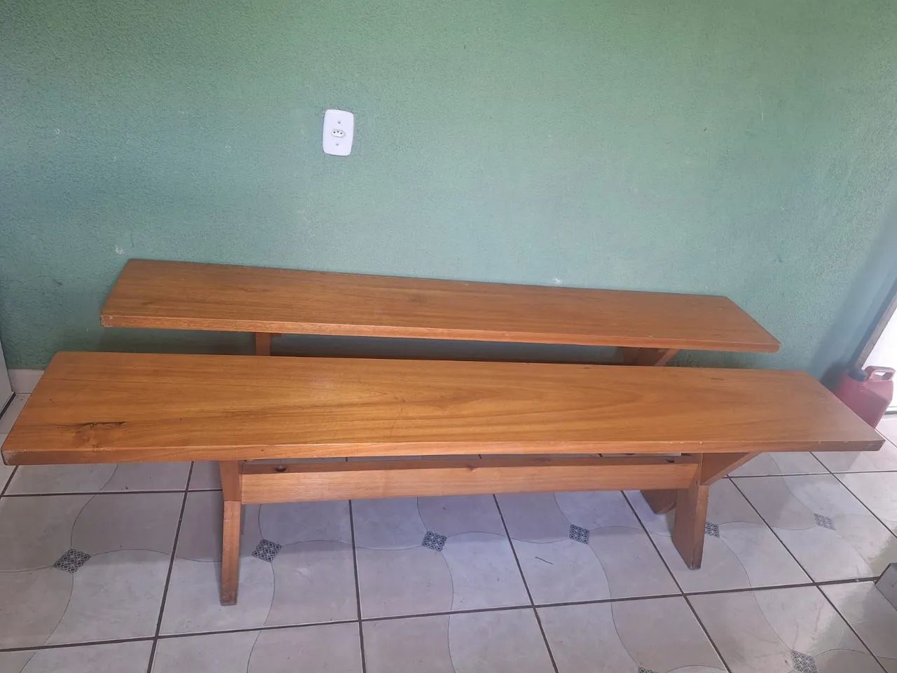 Mesa com bancos de madeira  - Foto 2