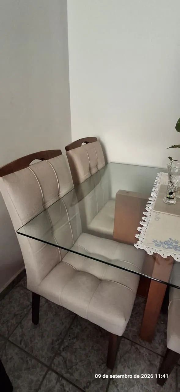 Mesa de jantar 4 lugares com 4 cadeiras - Madeira e vidro 10 mm - Impecável - Foto 2