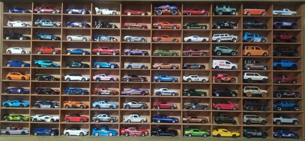 Carrinhos e miniaturas Hot Wheels R$25,00 cada 