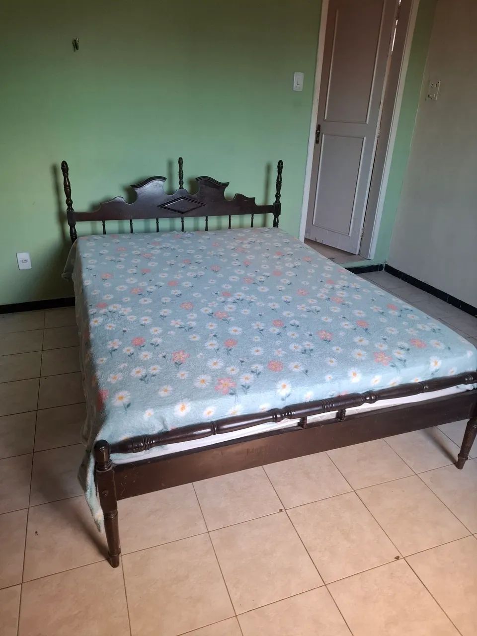 Cama d madeira(possui avaria.Leia a descrição)