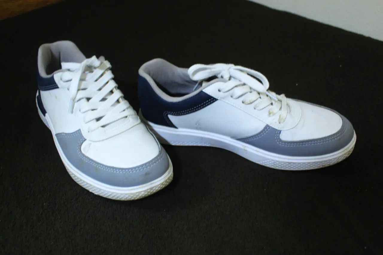 Par de sapatos brancos