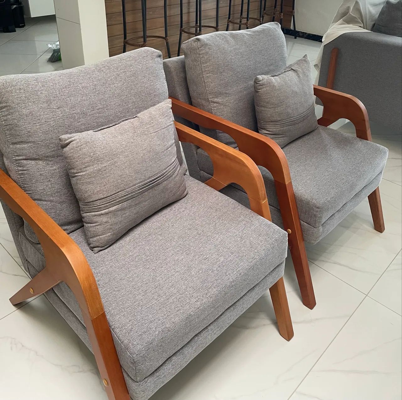 2 POLTRONAS CINZA CLARO COM PÉS DE MADEIRA  - Foto 4