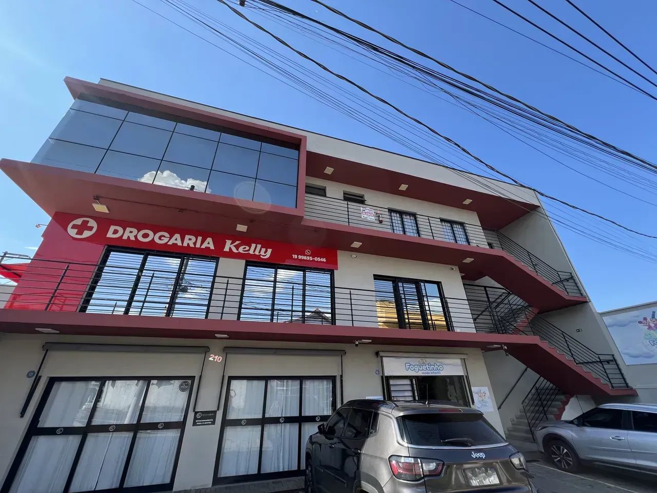 Alugo apartamento no segundo andar com 4 cômodos e 1 vaga
