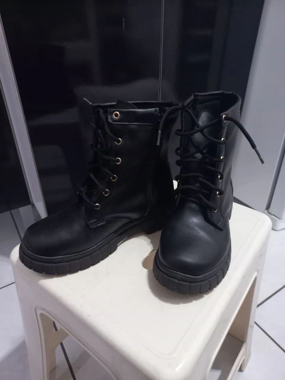 Bota tratorada preta infantil