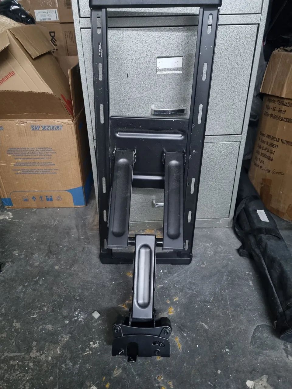 Suporte multifuncional articulado para TVs de até  82 polegadas  - Foto 3