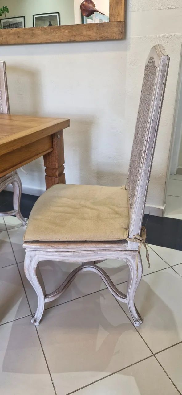 Mesa de jantar de madeira maciça com 6 cadeiras - Foto 4