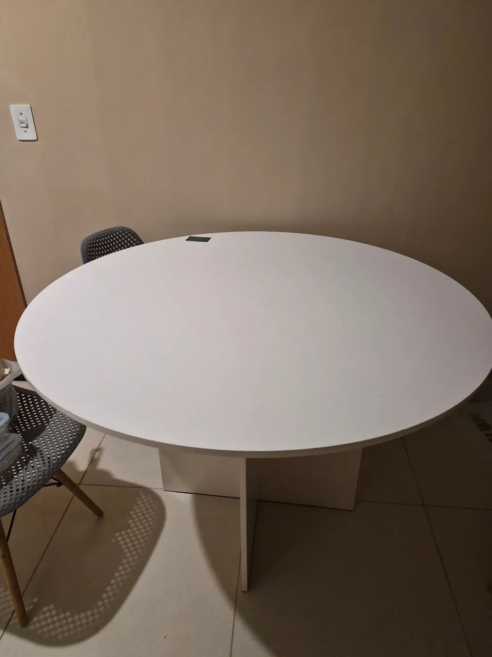 Vende-se mesa branca redonda