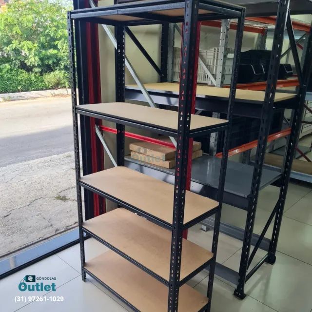Estante compacta de aço com prateleira em MDF
