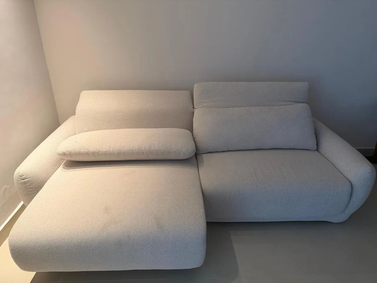 Sofà Stone, comprado na loja Moveis Zanetti em Vitória-ES. Cor Branco Boucle - Foto 5
