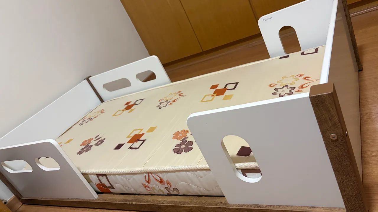 Cama Infantil de Madeira Branca com Grades + Colchão