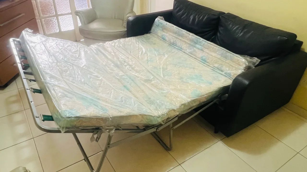Sofá cama 2 lugares preto courino - Foto 4