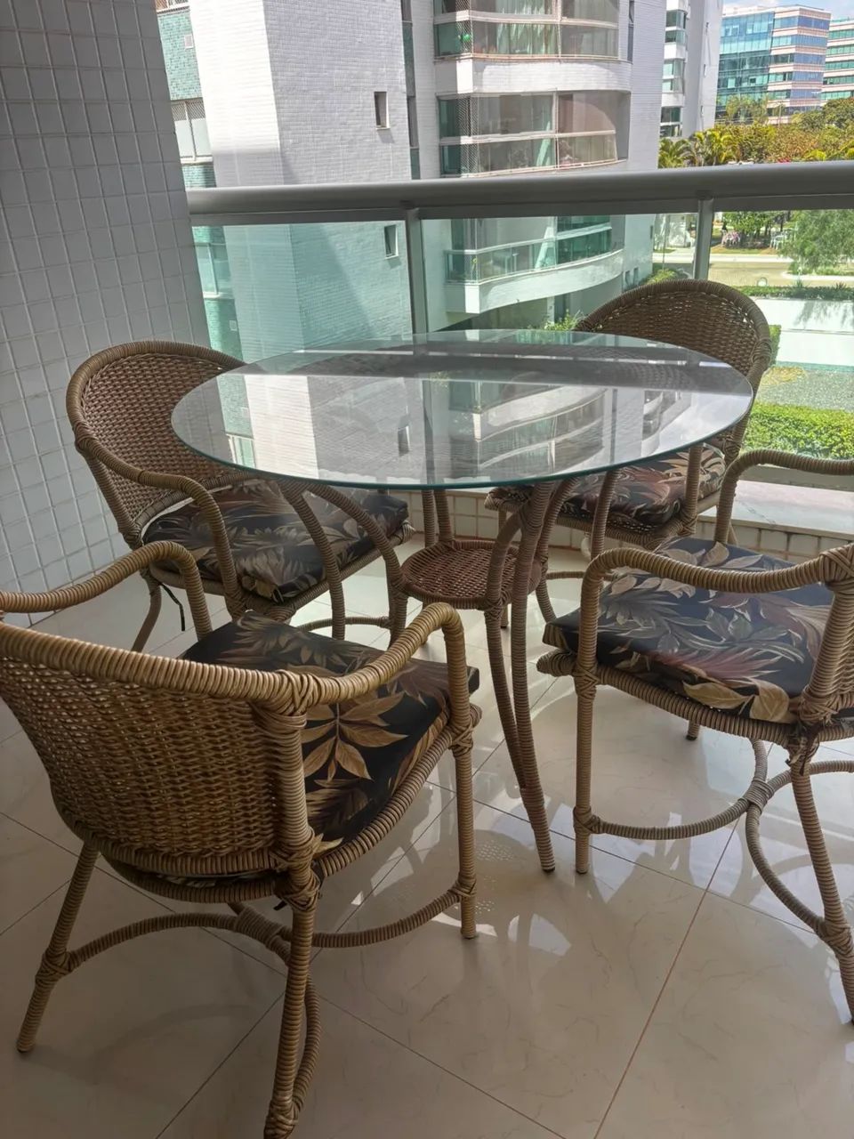 Mesa com quatro cadeiras  - Foto 2