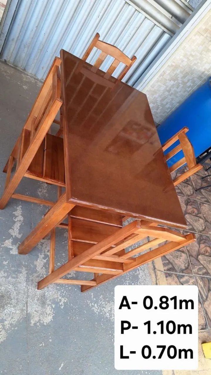mesa de madeira com 4 cadeiras 
