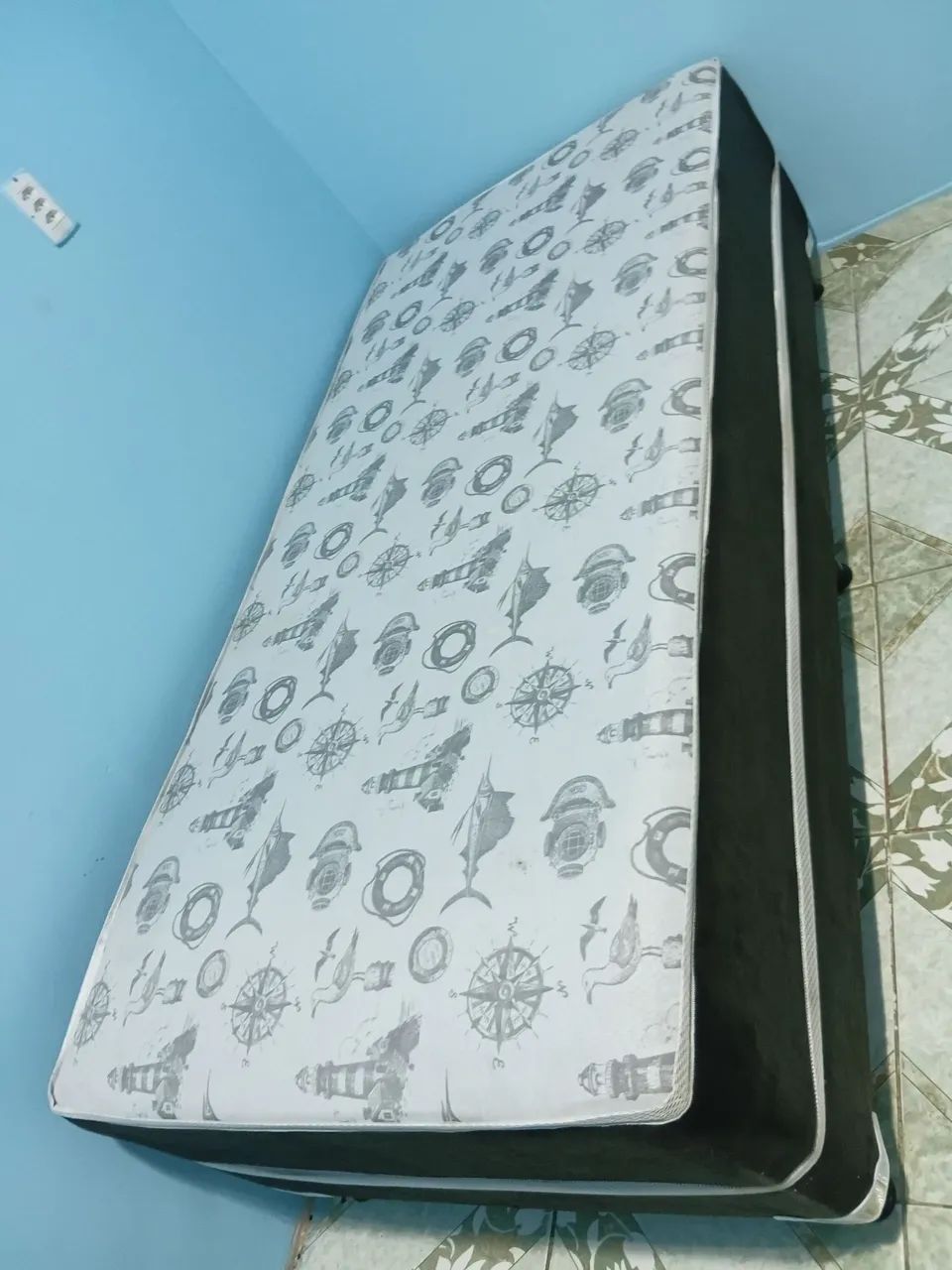 Cama box queen com marcas de uso  - Foto 2
