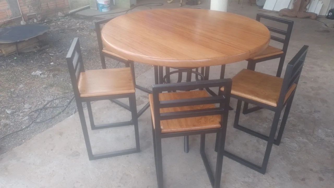 Vende-se jogo de mesa industrializada 