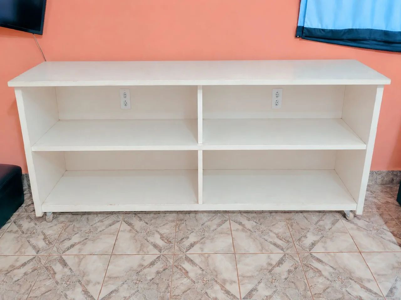 Balcão para TV com rodinhas e tomadas