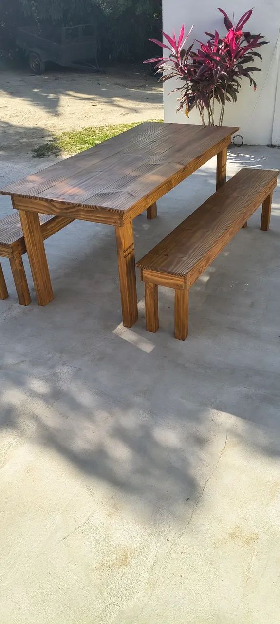 Vendo mesa+bancos de madeira maciça NOVA - Foto 2