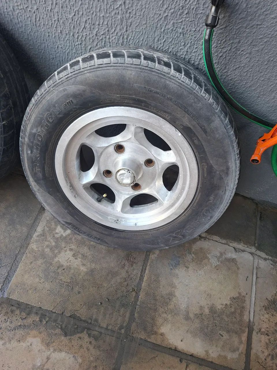 Rodas de fusca com dois pneus bom . - Foto 3